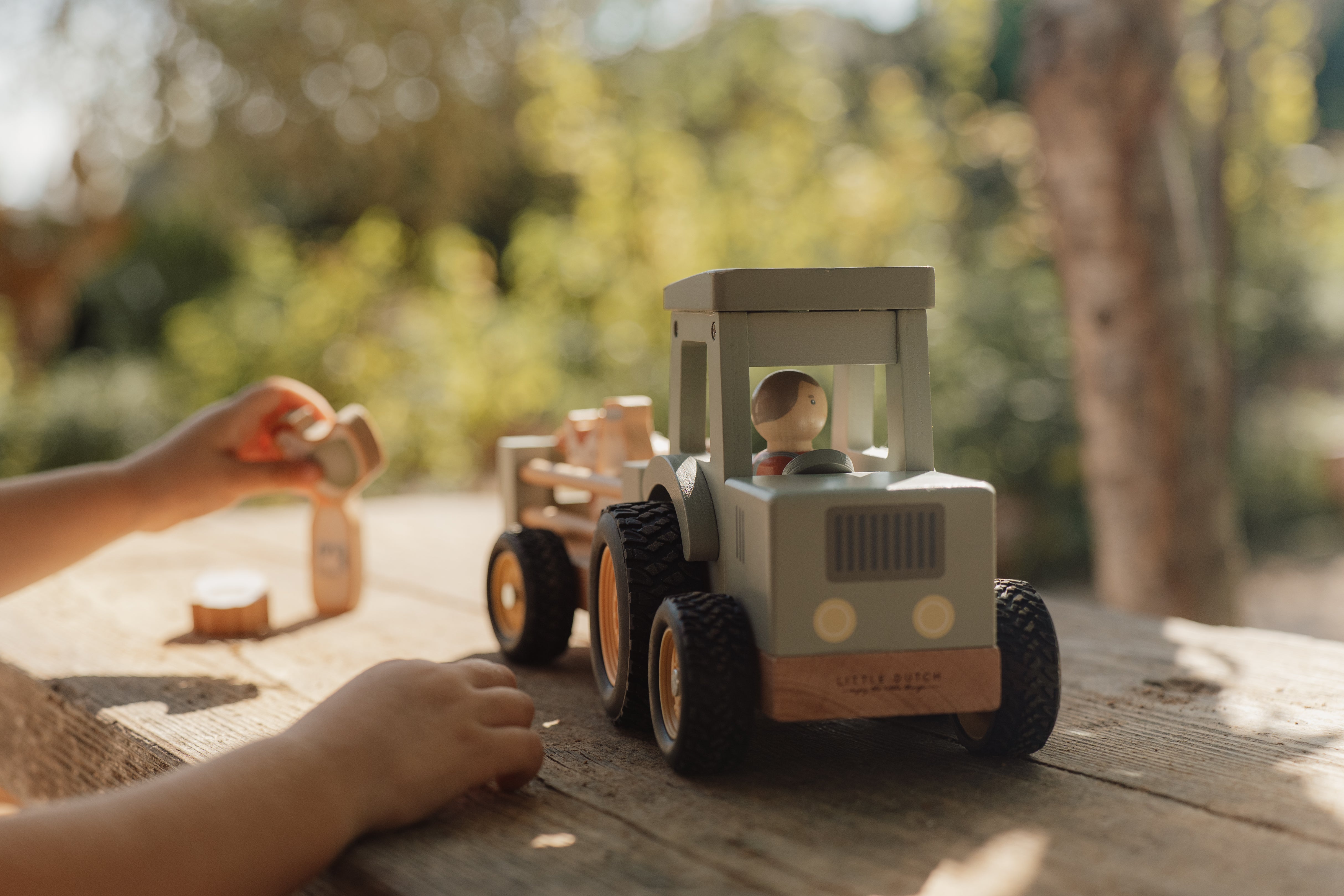 Little Dutch Tractor De Madera FSC Con Remolque – Juguete De Granja Con Animales Y Botellas De Leche