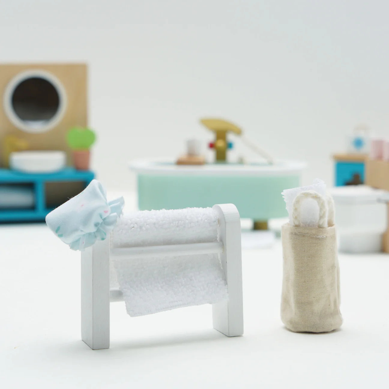 Le Toy Van Daisylane Bathroom Furniture for Dollhouse ME060 Le Toy Van Daisylane Bathroom Furniture for Dollhouse ME060